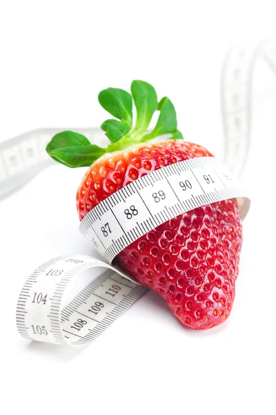 Gros juteux rouge fraises mûres et mesurer bande isolée sur whi — Photo