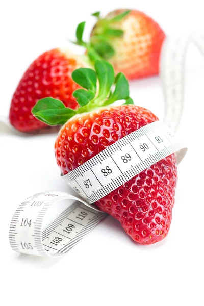 Grote sappige rode rijpe aardbeien en maatregel tape geïsoleerd op whi — Stockfoto