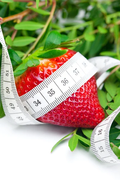 Grosses fraises mûres rouges juteuses, bande herbacée et mesure isolée o — Photo
