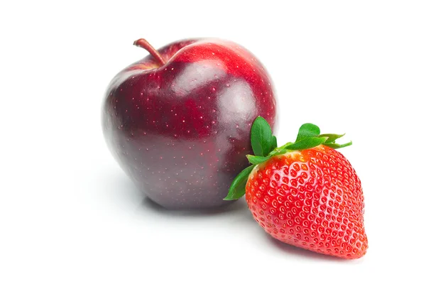 Grandes fresas rojas maduras jugosas y manzana aislada en blanco — Foto de Stock