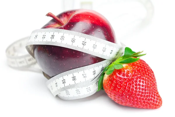 Grosses fraises mûres rouges juteuses, pomme et ruban à mesurer isolé — Photo