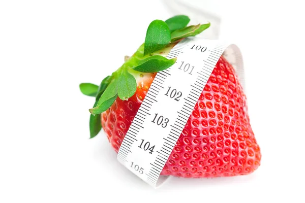 Grosses fraises mûres rouges juteuses, noix et ruban à mesurer isolé o — Photo