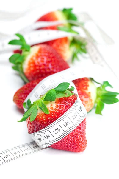 大汁多红色成熟的草莓、 坚果和措施磁带孤立的 o — 图库照片
