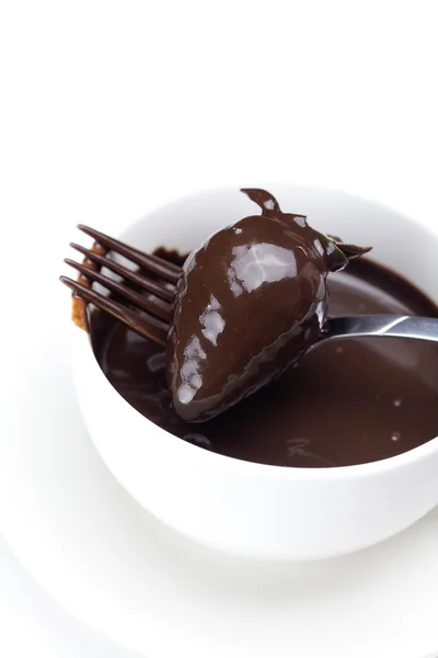 Eritilmiş çikolata bir fincan, çatal ve çilek WHI izole — Stok fotoğraf