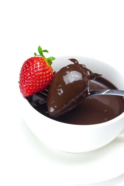 Smält choklad i en kopp, gaffel och jordgubbar isolerad på whi — Stockfoto