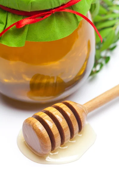 Furar ao hohey e frasco de mel isolado no branco — Fotografia de Stock