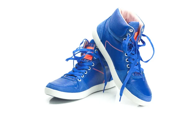 Hermosos zapatos deportivos azules aislados en blanco — Foto de Stock