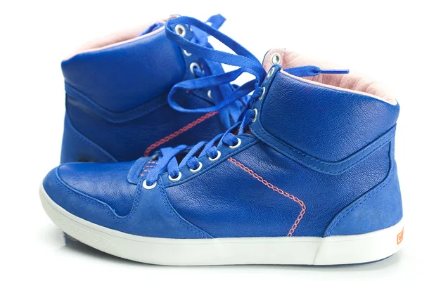 Güzel mavi spor ayakkabıları üzerinde beyaz izole — Stok fotoğraf