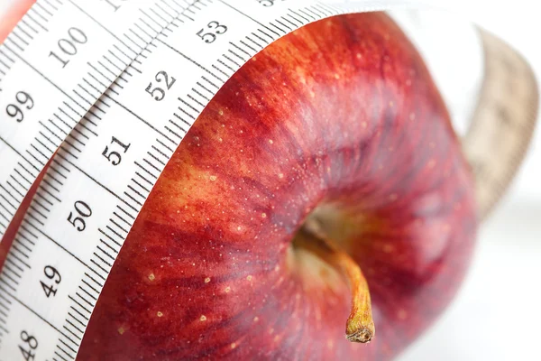 Manzana y cinta métrica aislada en blanco —  Fotos de Stock