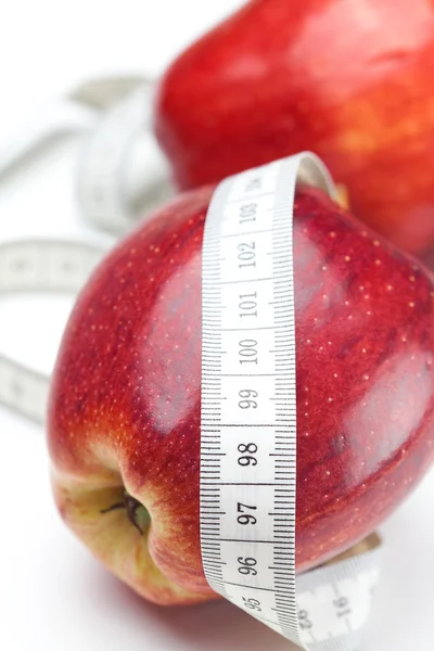 Manzana y cinta métrica aislada en blanco — Foto de Stock