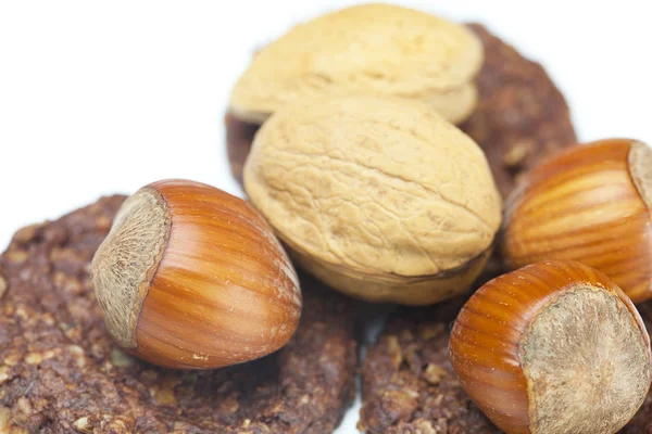 Pšeničné zrno cukroví a ořechy izolovaných na bílém — ストック写真