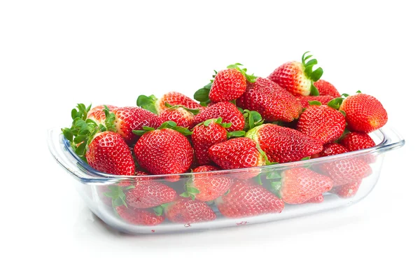 Grandes fraises mûres rouges juteuses dans un bol en verre isolé sur du blanc — Photo