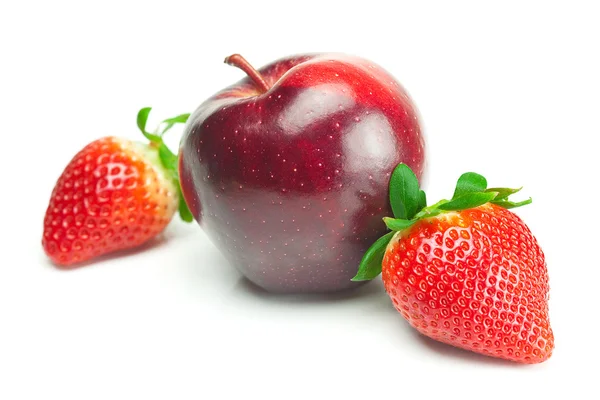 Stora saftiga röda mogna jordgubbar och apple isolerad på vit — Stockfoto