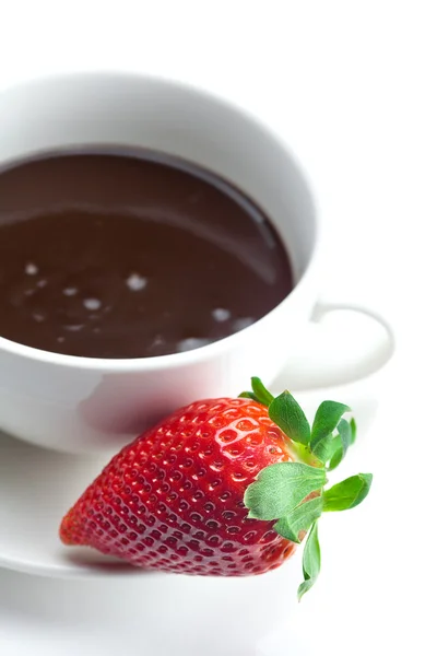 Chocolat fondu dans un bol et fraises isolées sur blanc — Photo