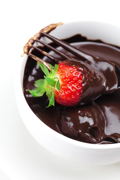 Rozpuszczoną czekoladę w filiżance, widelec i truskawki na białym tle na whi — Zdjęcie stockowe