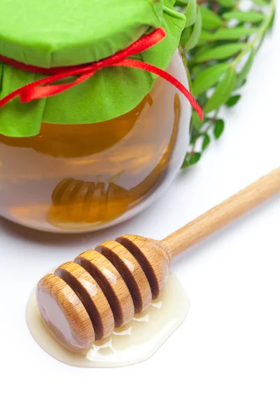 Se adhieren a hohey y tarro de miel aislado en blanco — Foto de Stock