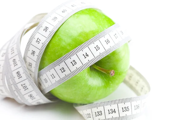 Jabłko i centymetrem na białym tle — Zdjęcie stockowe