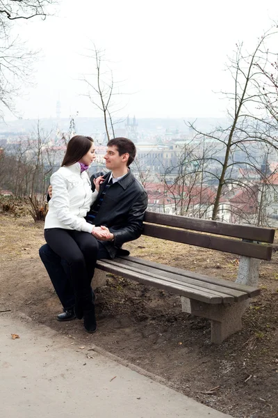 Mooie jonge liefde paar in stad Praag — Stockfoto