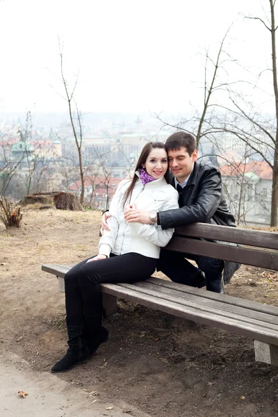 Красивая молодая пара любви в городе Прага — стоковое фото