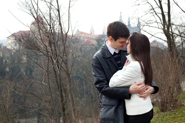 Молодих красивих люблю пара в місто Прага — стокове фото