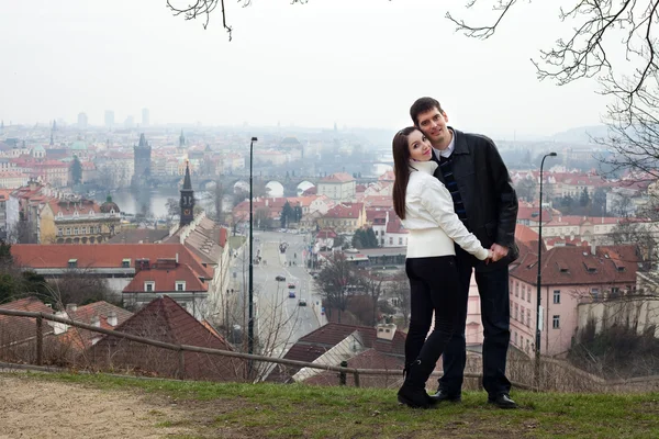 Güzel genç çift Şehir Prag tr — Stok fotoğraf