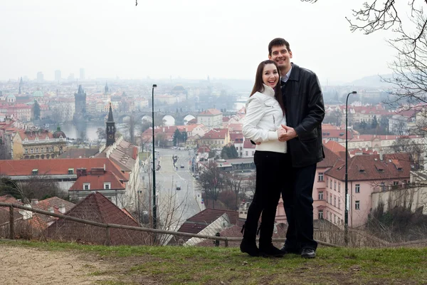 美しい若い愛カップルの都市プラハの — ストック写真