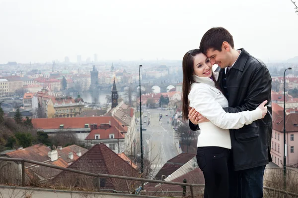 Beau jeune couple d'amour dans la ville Prague — Photo