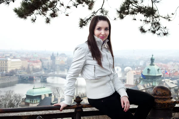 Porträtt av en vacker ung kvinna i Prag — Stockfoto
