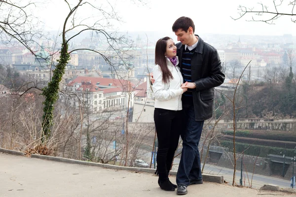 Vackra unga kärlekspar i staden Prag — Stockfoto