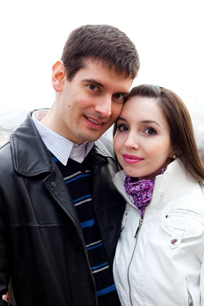 美丽的年轻人爱夫妇在城市布拉格 — 图库照片