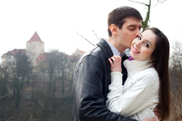 Hermosa pareja de amor joven en la ciudad Praga — Foto de Stock