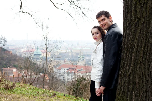 美しい若い愛カップルの都市プラハの — ストック写真