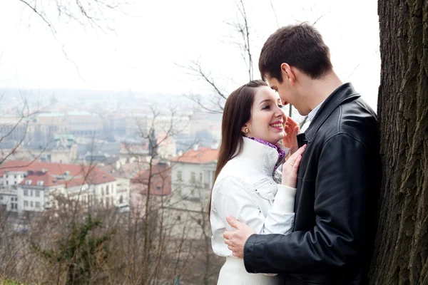 Vackra unga kärlekspar i staden Prag — Stockfoto