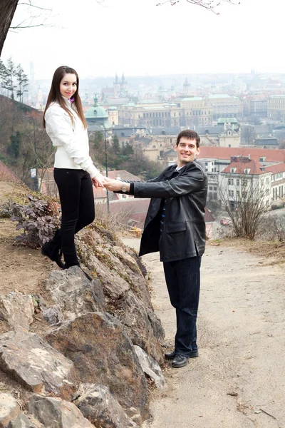 Piękna młoda miłość para w mieście Praga — Zdjęcie stockowe