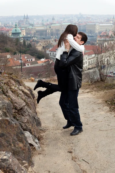 Belo jovem casal de amor na cidade Praga — Fotografia de Stock