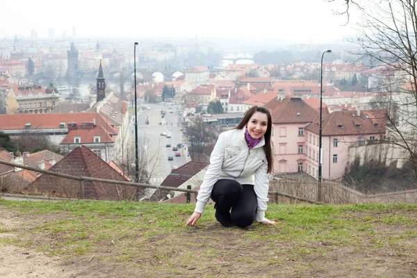 Портрет красивой молодой женщины в Праге — стоковое фото