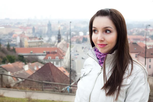 美丽的年轻女子在布拉格的肖像 — 图库照片
