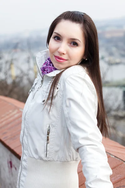 Retrato de una hermosa joven en Praga — Foto de Stock