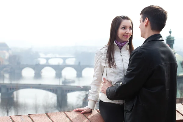 Mooie jonge liefde paar in stad Praag — Stockfoto