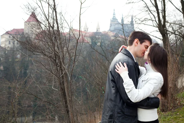 Krásná mladá láska pár v městě Praha — Stock fotografie