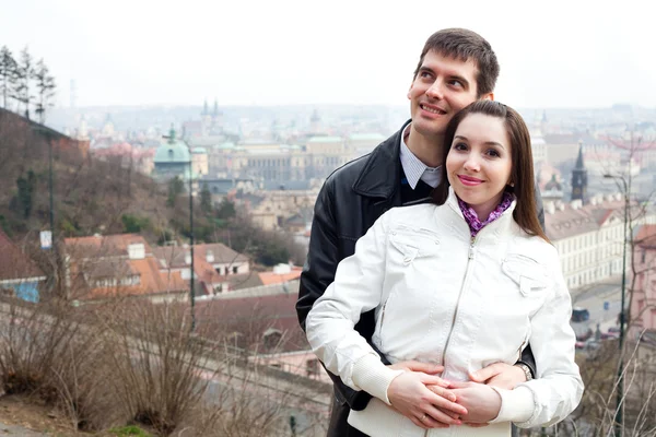 Gyönyörű fiatal szerelmes pár, Prága — Stock Fotó