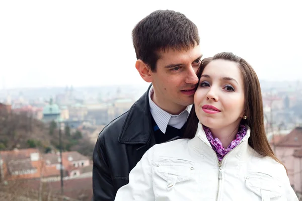Krásná mladá láska pár v městě Praha — Stock fotografie