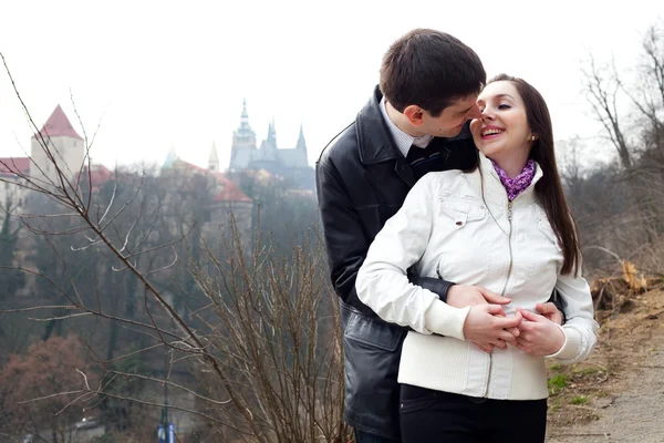 Νέοι όμορφη αγάπη ζευγάρι στην πόλη Πράγα — Φωτογραφία Αρχείου