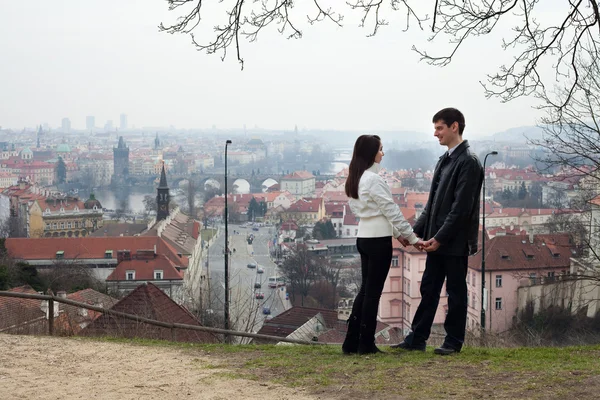 Hermosa pareja de amor joven en la ciudad Praga — Foto de Stock
