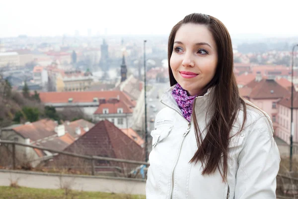 Porträt einer schönen jungen Frau in Prag — Stockfoto