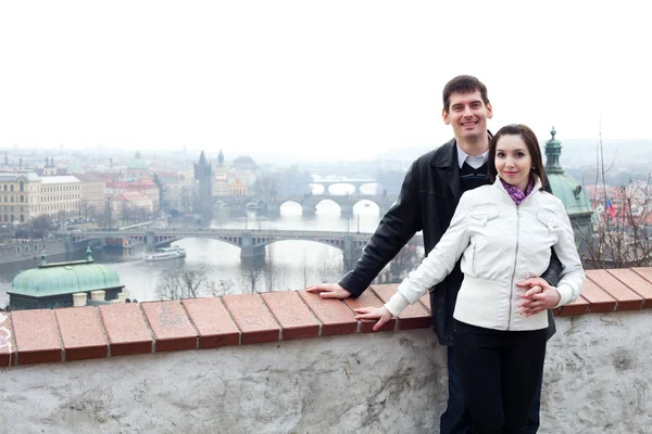 Schönes junges Liebespaar in der Stadt Prag — Stockfoto