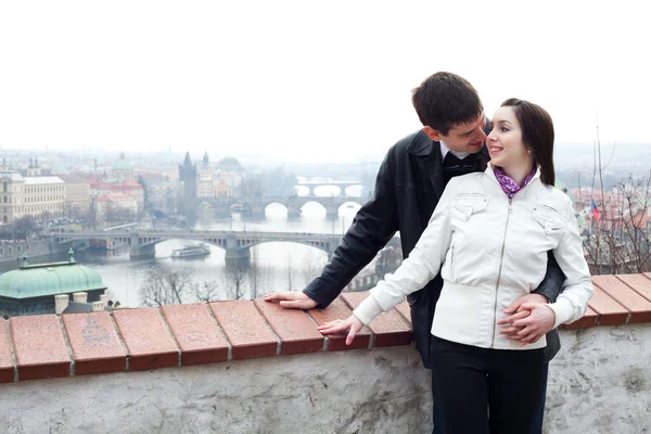 Νέοι όμορφη αγάπη ζευγάρι στην πόλη Πράγα — Φωτογραφία Αρχείου