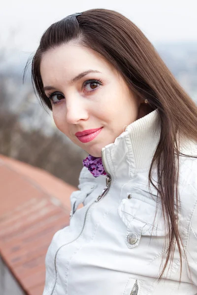 Portret van een mooie jonge vrouw in Praag — Stockfoto