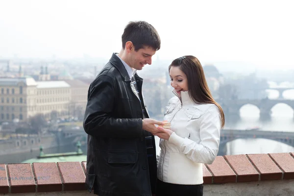 Молодих красивих люблю пара в місто Прага — стокове фото