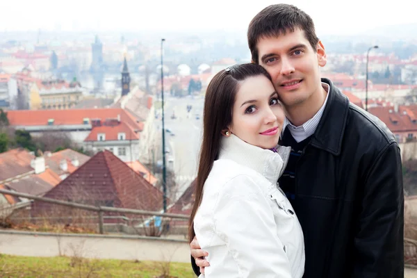 美丽的年轻人爱夫妇在城市布拉格 — 图库照片